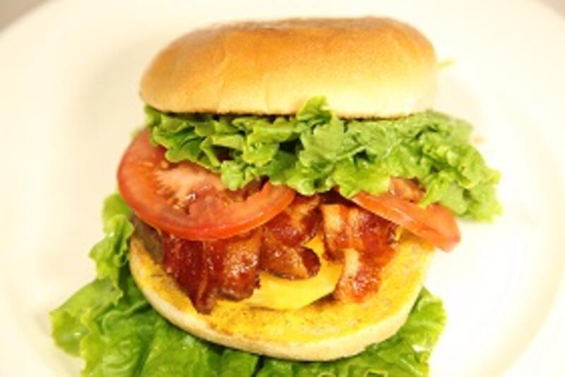 Bacon Cheeseburger (746 cal)